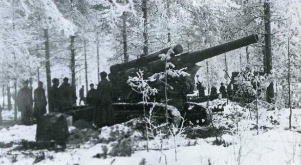 Красноармейцы ведут огонь по линии Маннергейма из 203мм гаубицы Б-4. Февраль 1940 г.