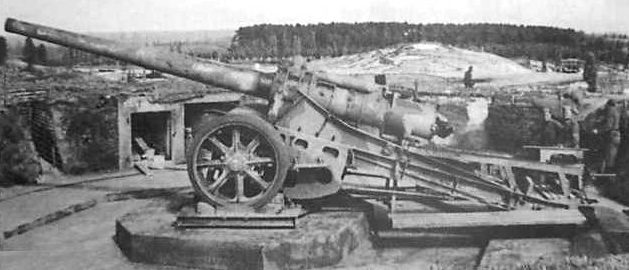 Открытая позиция 155-мм орудия в годы войны и сегодня.