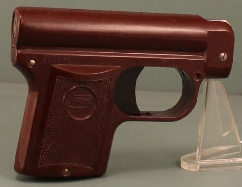 Зажигалка - пистолет из бакелита немецкой фирмы Müller & Grünstein, выпускалась с 1933 года.