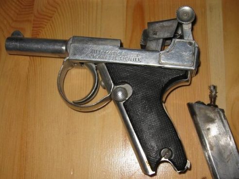 Зажигалка в форме пистолета Парабеллум.