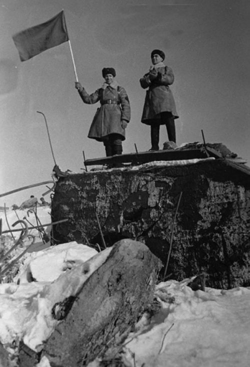 Советские бойцы на взятом ДОТе. Февраль 1940 г.
