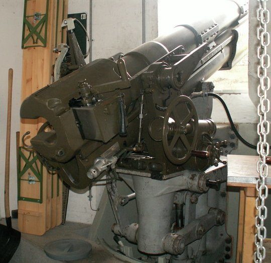 Казематное 105-мм орудие в бункере. 