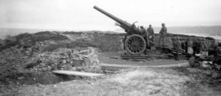 Позиция 155-мм орудия во время войны и сегодня. 