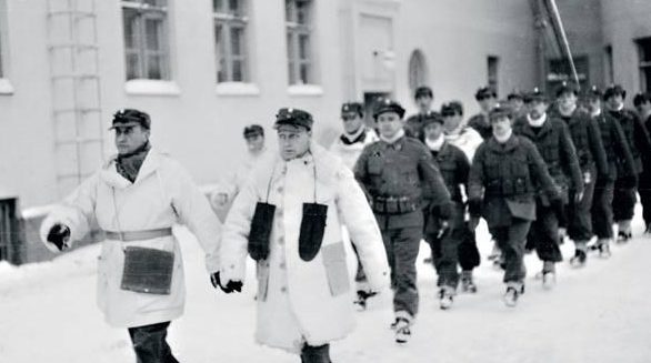Добровольцы из русских белогвардейцев отправляются на фронт. Март 1940 г.