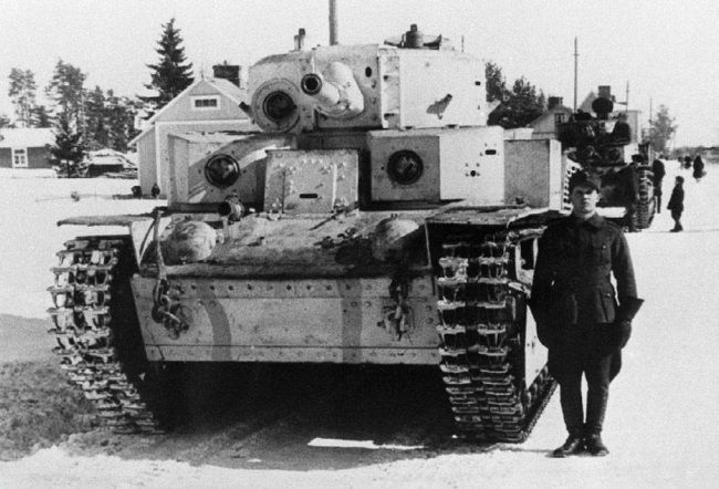 Трофейный финский танк Т-28 в экспериментальном бело-голубом камуфляже у Варкауса. Март 1940 г. 