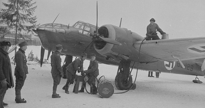 Заправка финского бомбардировщика на авиабазе у озера Луонет в Тиккакоски. Март 1940 г.
