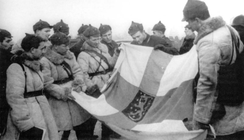 Группа красноармейцев с захваченным финским флагом. Март 1940 г.