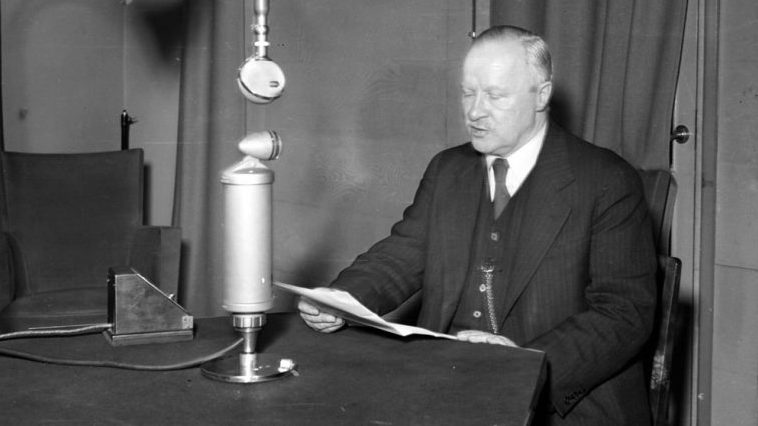Министр иностранных дел Финляндии Вайне Таннер выступает по радио с сообщением об окончании советско-финской войны. 13 марта 1940 г.