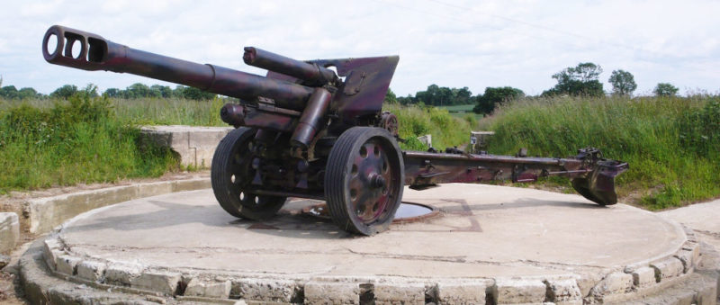 155-мм полевая гаубица на позиции.