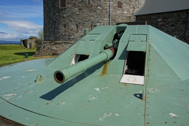 105-мм орудия со стальными куполами в годы войны и сегодня. 
