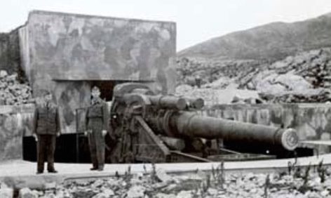 Позиция 305-мм орудия в годы войны и сегодня.
