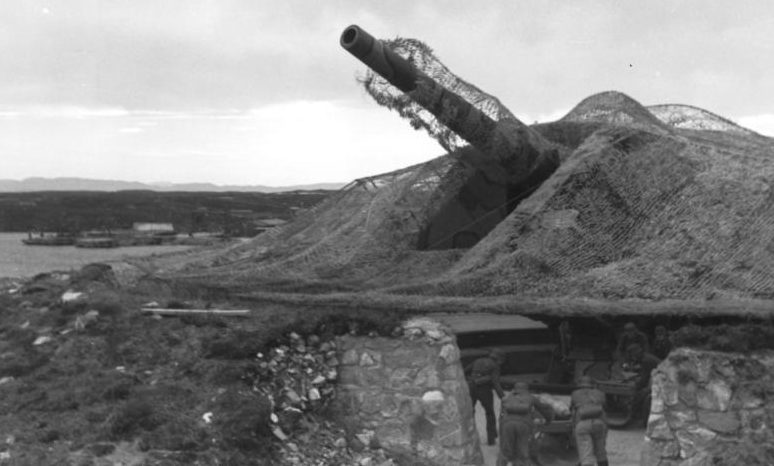 Позиция 283-мм орудия в годы войны и сегодня. 