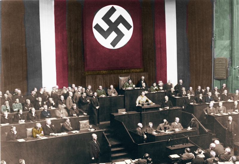 Адольф Гитлер провозглашает Закон с трибуны Рейхстага.