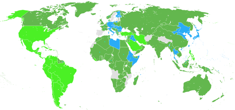 Карта мира с условными участниками Второй мировой войны. Антигитлеровская коалиция изображена зелёным цветом (страны, обозначенные светло-зелёным, вошли в войну после нападения на Пёрл-Харбор), страны нацистского блока - голубым, нейтральные страны — серым.