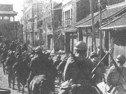 Японские войска входят в Мукден.