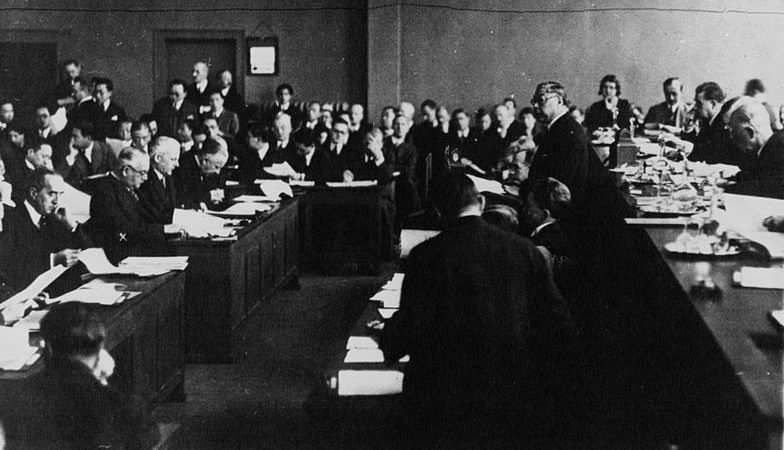 Китайский делегат выступает в Лиге наций по поводу маньчжурского кризиса 1932 года.