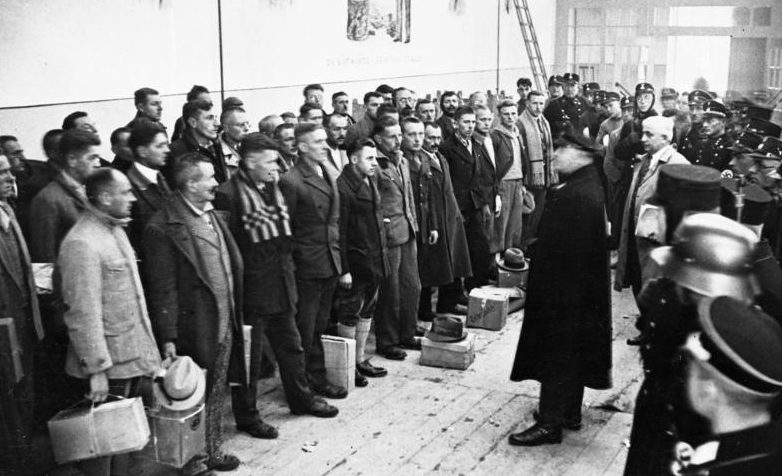 Комендант лагеря произносит речь перед помилованными узниками к Рождеству 1933 года.