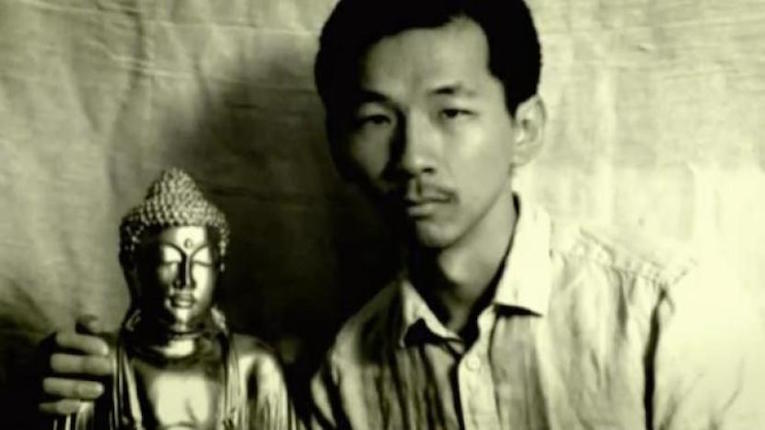 Рохелио Роксас со статуей Будды. 