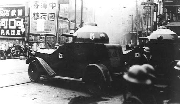 Японская бронетехника в бою за Шанхай.