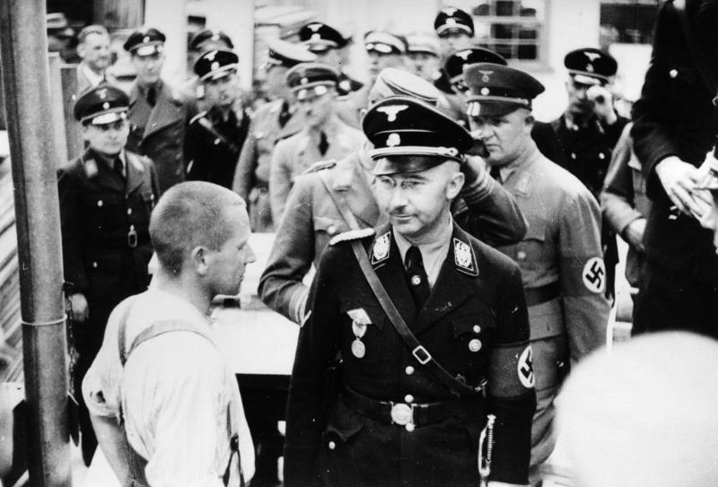 Генрих Гиммлер осматривает лагерь. 8 мая 1936 г.