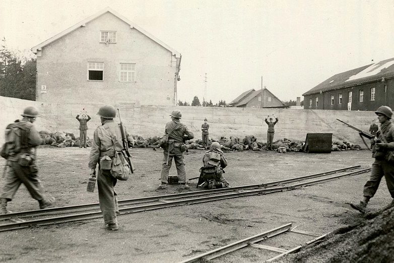 Расстрел немецкой охраны у стены блока «С».