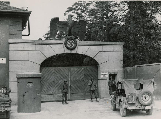 Американские солдаты охраняют главный вход в Дахау после освобождения. Апрель 1945 г.