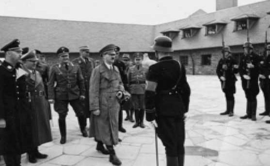 Гитлер и Гиммлер в концлагере Заксенхаузен с инспекцией фальшивомонетчиков. 