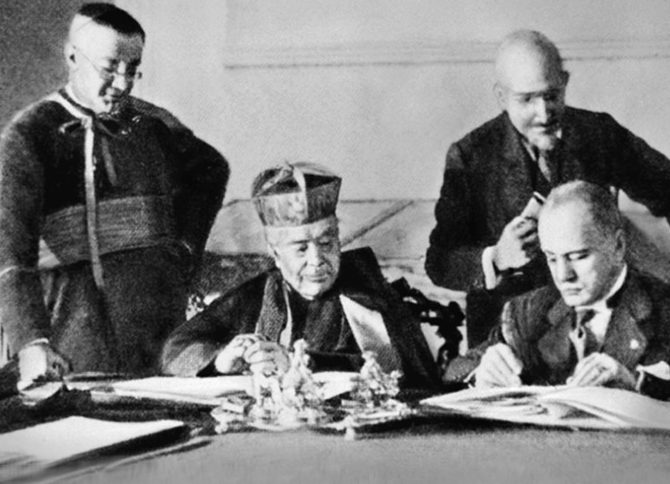 Бенитто Муссолини и кардинал – государственный секретарь П. Гаспарри подписывают Латеранские соглашения. 1929 г. 