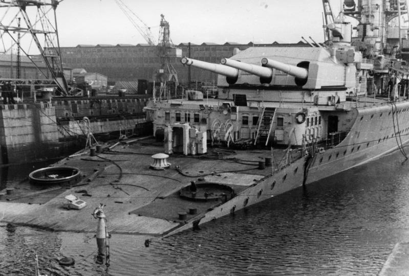 Крейсер «Lutzow» с оторванным кормой в гавани Киля. 13.04.1940 г. 