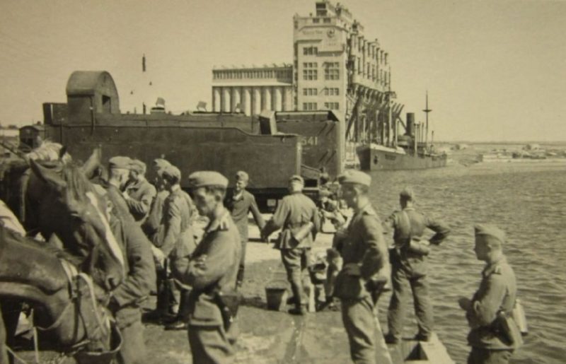 Немцы у Николаевского элеватора. Август 1941 г.