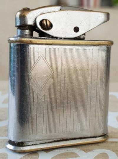 Зажигалки фирмы Luxuor, выпускались в 1940-1950-х годах.
