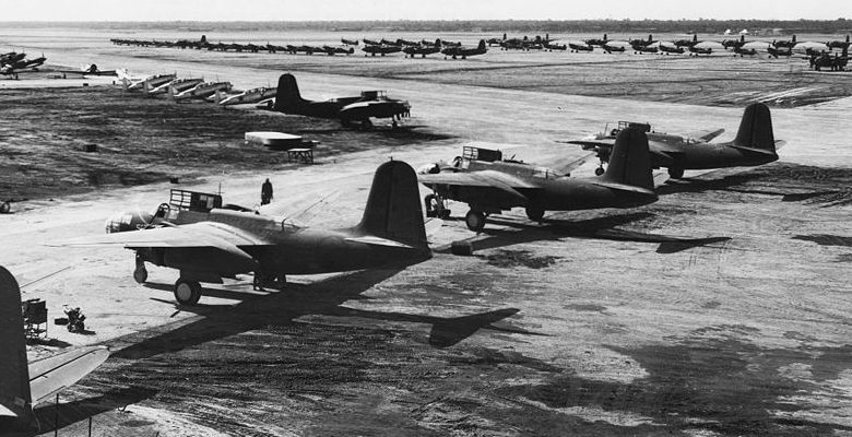 Американские самолёты, предоставлявшиеся по программе ленд-лиза, ждут передачи СССР на аэродроме Абадана. Иран, 1942 г.