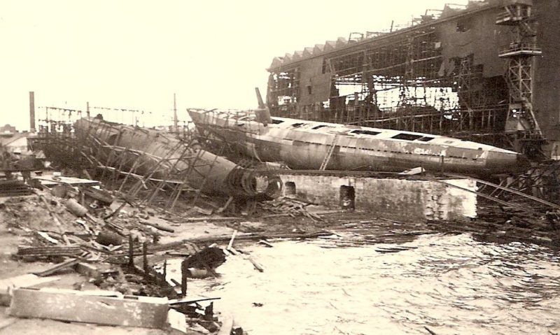 Взорванные подлодки на судостроительном заводе. Август 1941 г.