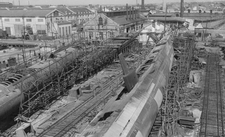 Взорванные подлодки на судостроительном заводе. Август 1941 г.