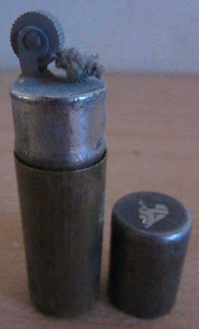 Зажигалки «UL» фирмы Benlow, выпускались в 1930-1940-х годах. 
