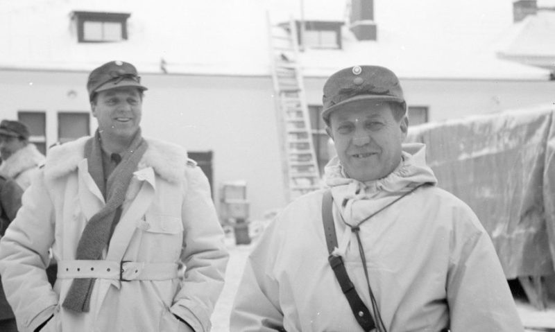 Шведские офицеры в Торнио. На переднем плане майор Винге, открывший первый частный пункт записи добровольцев. 1940 г.