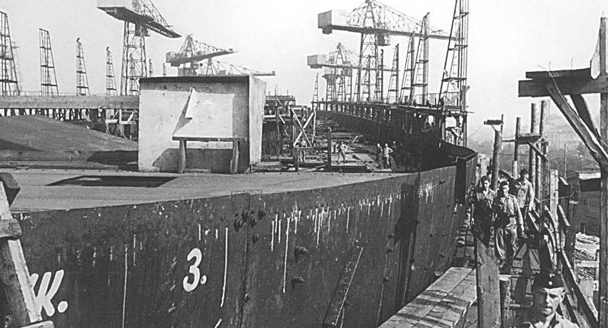 Недостроенный линкор проекта 23 «Советская Украина» на стапеле на заводе Марти. Август 1941 г.