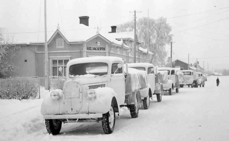 Колонна шведских грузовиков на улице Торни. 1940 г.