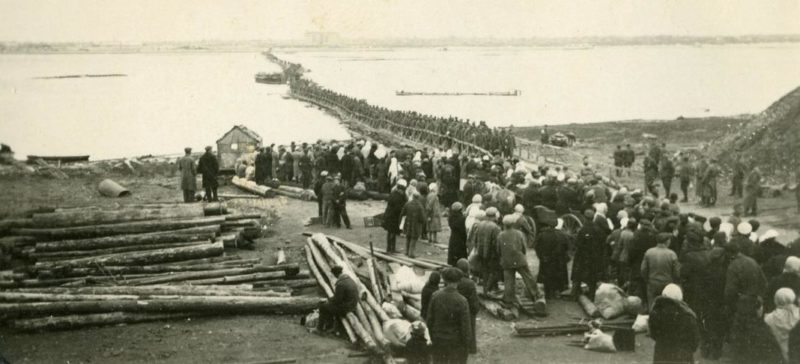 Немцы на понтонном мосту. Август 1941 г.