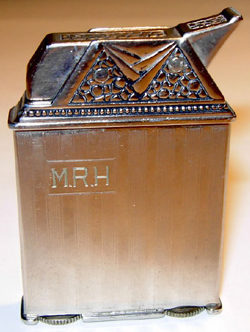 Зажигалки «Carlton Automatic Kumapart» фирмы KUM-A-PART, выпускались в 1930-х годах.