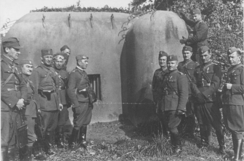 Польские офицеры на строительстве укрепрайона. 1936 год.