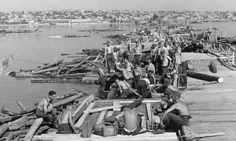 Немцы ремонтируют Варваринский мост. Август 1941 г.