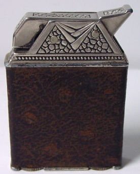Зажигалки «Carlton Automatic Kumapart» фирмы KUM-A-PART, выпускались в 1930-х годах.