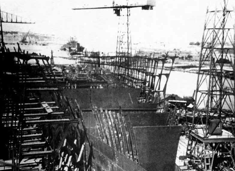 Корпус тяжелого крейсера «Севастополь» на стапеле завода им. 61 коммунара в Николаеве. Август 1941 г. 