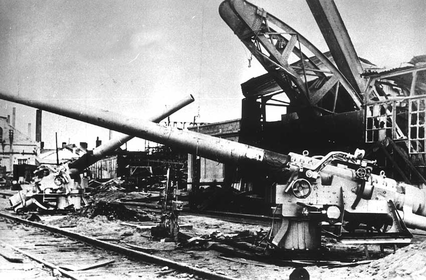 Брошенные 130-мм орудия на Черноморском судостроительном заводе. Сентябрь 1941 г. 