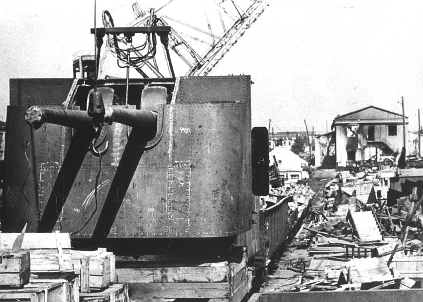 Брошенная 130-мм башенная установка для строящихся эсминцев проекта 30 на Черноморском судостроительном заводе. Сентябрь 1941 г.