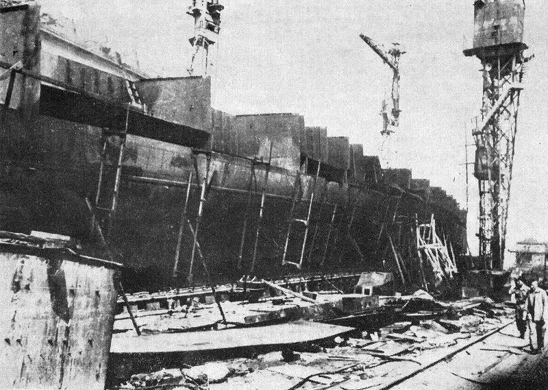 «Остов» недостроенного лёгкого крейсера проекта 68 «Орджоникидзе» на стапеле. 12 сентября 1941 г.