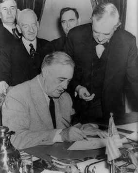 Франклин Рузвельт подписывает декларацию об объявлении войны Германии. 