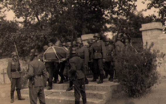 Похороны немецкого генерал-полковника Риттера на главном немецком кладбище по ул. Спортивной. Осень 1941 г. 