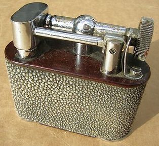 Зажигалки «Classic Jumbo» фирмы Adie Brothers Ltd, выпускались с 1935-го года. 